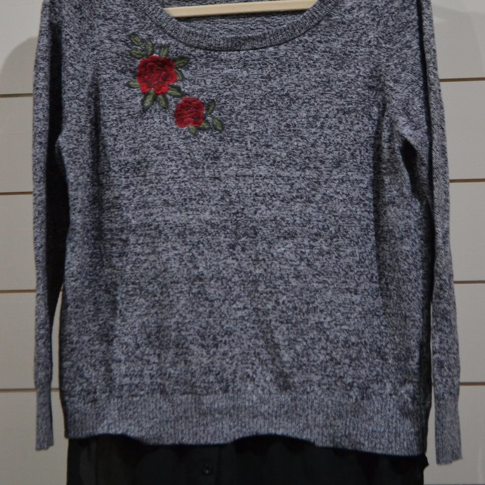 TORRID 0 GREY SWEATER NWOT (168) RED ROSE EMBROIDERED